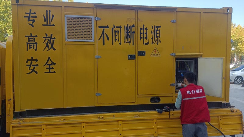 同心柴油发电机组和UPS电源配合使用时，如何避免切换过程中的电力中断？